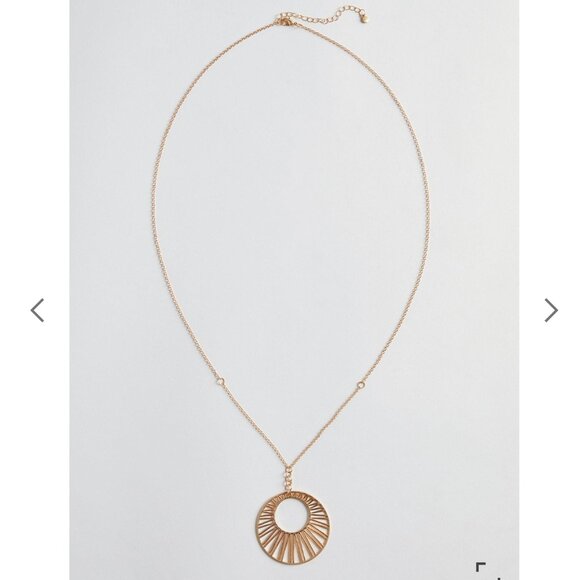 TORRID Circle Filigree Pendant Gold Necklace Lightweight NEW - Picture 1 of 2